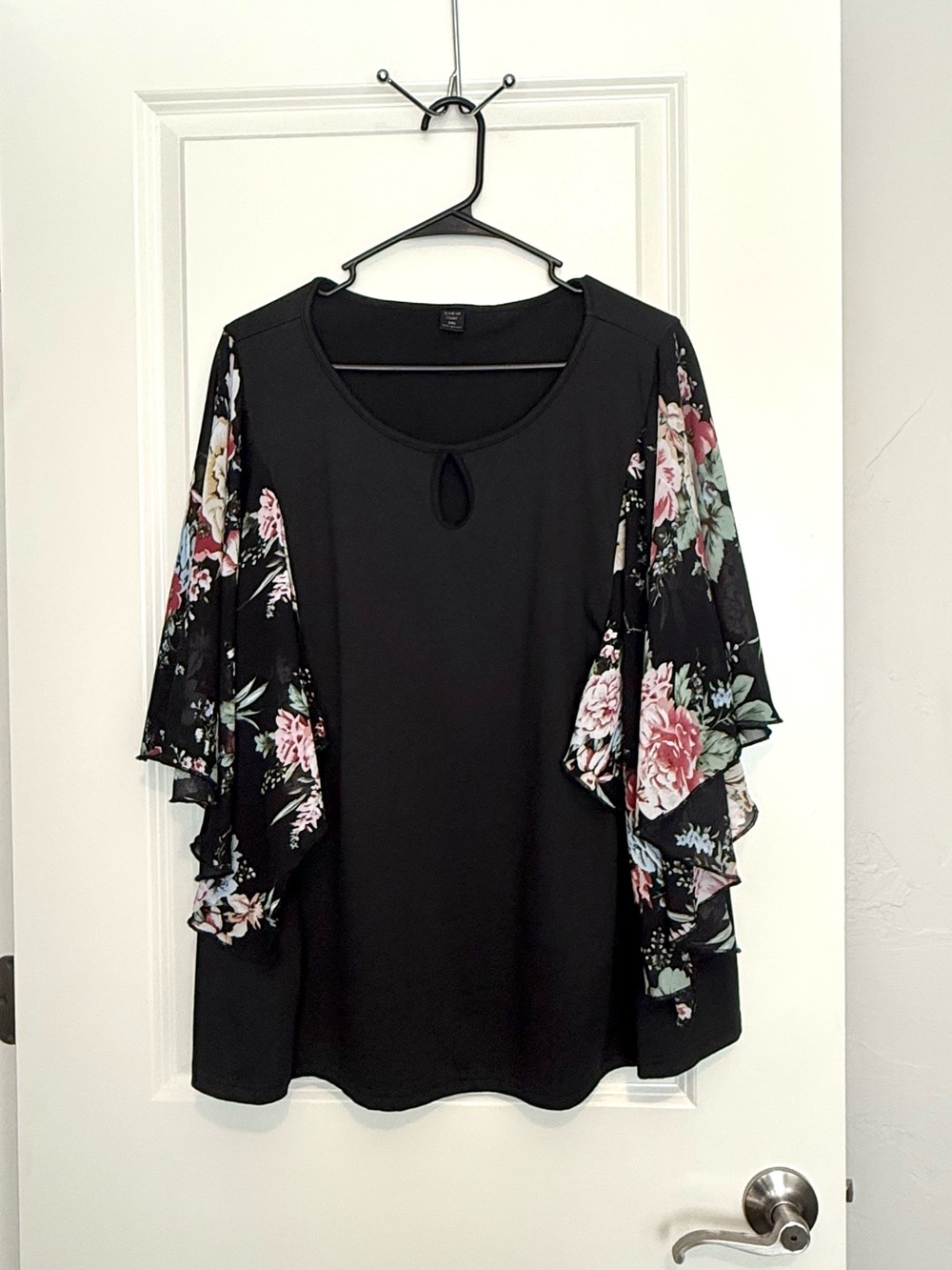 SHEIN Curve Black Floral Keyhole Top 1X